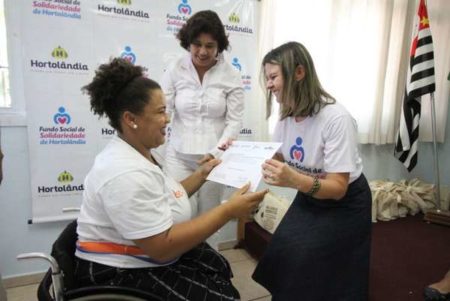 Prefeitura entrega certificados a formandas da Escola de Beleza de Hortolândia