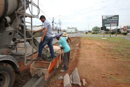 Prefeitura implanta guias e sarjetas em novo acesso à av. da Emancipação, perto do Good Bom