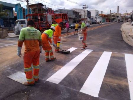 Avenida São Francisco recebe sinalização em trecho duplicado