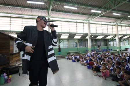 Teatro ensina alunos do ensino fundamental como combater a Dengue
