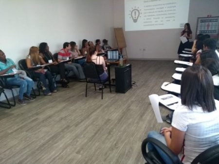 Palestra ensina técnicas para procurar emprego e como se portar em entrevista profissional