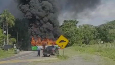 Ônibus público pega fogo e interdita via em Campinas
