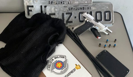 Assaltantes invadem loja de veículos e roubam 4 caminhonete, um bandido é preso 