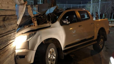 Bandidos colidem carro em tentativa de fuga em Hortolândia
