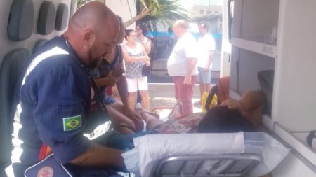 SAMU presta atendimento as pessoas que passaram mal durante assalto em agência