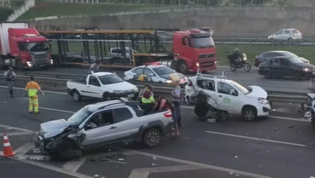 Batida de carros na Rodovia Anhanguera deixa feridos