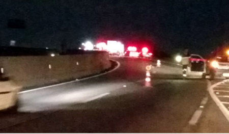 Colisão seguida de capotamento deixa uma pessoa ferida na rodovia SP-101