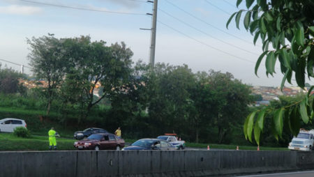 Carro colide em moto na SP 101 e uma pessoa fica ferida 