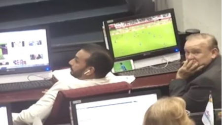 Deputados são flagrados vendo jogo do Flamengo em votação da reforma da Previdência