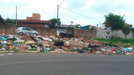 Moradores do Jd Primavera reclamam de descarte irregular de entulho
