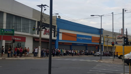 Cartório eleitoral registra fila quilométrica na manhã desta terça