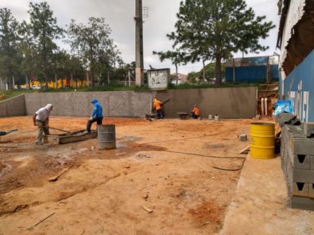 Com apoio do depósito Santa Izabel, Prefeitura intensifica reforma da quadra de futevôlei, no Rosolen