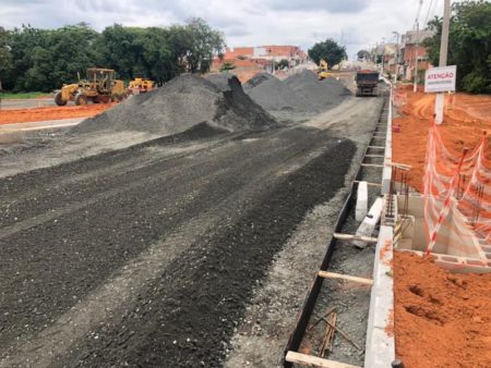Trecho do Corredor Metropolitano no Parque Perón recebe base para asfalto
