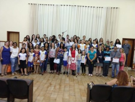 Prefeitura entrega medalhas a quem se destacou em olimpíadas e Mostra de Foguetes