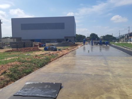 Pista de atletismo do CIE recebe base de borracha antes da implantação de piso