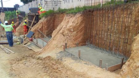 Construção de muro de arrimo complementa obra de duplicação da avenida São Francisco