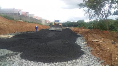 Nova rua que ligará Jd. Santa Clara ao Jd. Nova Alvorada recebe base para asfalto