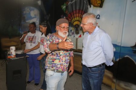 Pintor Ivan Cruz visita Hortolândia e pinta mural junto com alunos da Emef Patrícia