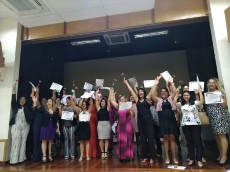 Prefeitura entrega certificados a formandas do curso de Costura Industrial