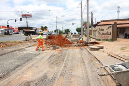 Obras na avenida São Francisco se concentram no acesso ao Pq. do Horto