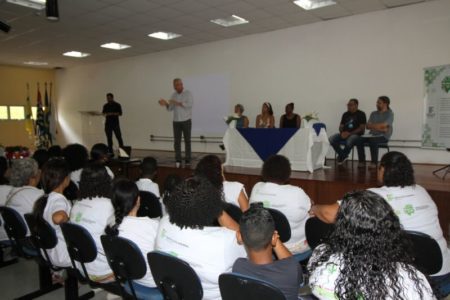 Entrega de certificado encerra curso de costura para mulheres do São Sebastião