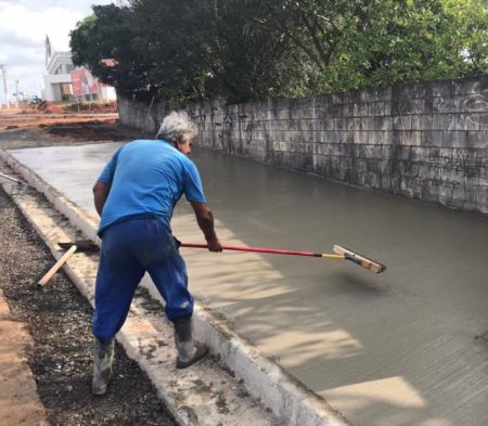 Prefeitura concreta calçadas em nova avenida no Jd. Santa Clara