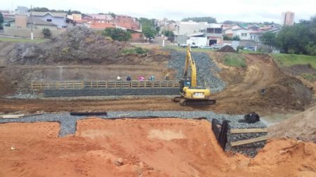 Jd. das Figueiras recebe obra de preparo da base para construção de ponte sobre o Lago da Fé