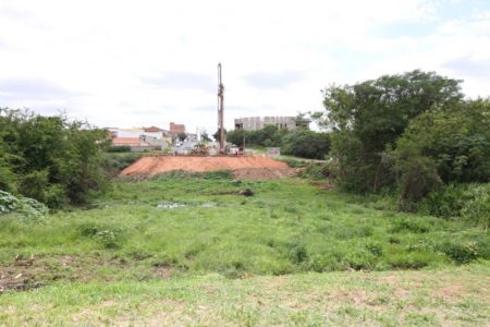 Começa construção da base da nova ponte que ligará o Jd. São Sebastião ao Jd. Interlagos
