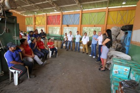 Prefeito acompanha entrega de cestas de Natal e EPIs às trabalhadoras de Cooperativa