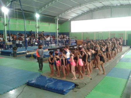 Alunos da ginástica artística realizam apresentação de final de ano