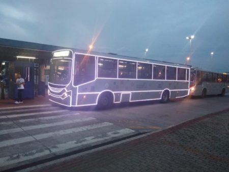 Ônibus municipal circula com iluminação decorativa de Natal