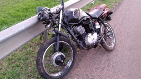 Motociclista bate em guard rail e sofre queda na SP 101