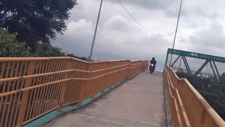 Internauta flagra motoqueiro atravessando passarela