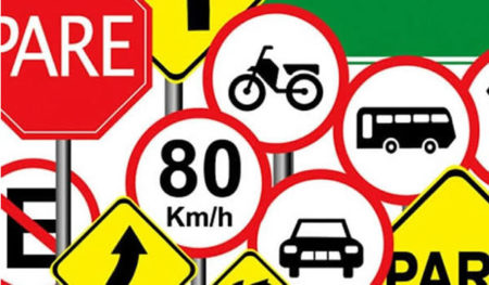 Caminhão ocupa metade da rua e atrapalha trânsito no Jardim Malta