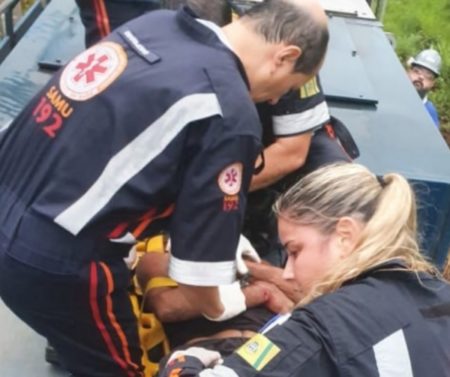Homem pula de viaduto e fica ferido em cima de vagão de trem no Pq. dos Pinheiros