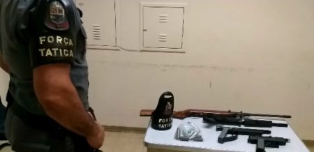 Força Tática detém jovem e apreende armas e munições, em Monte Mor