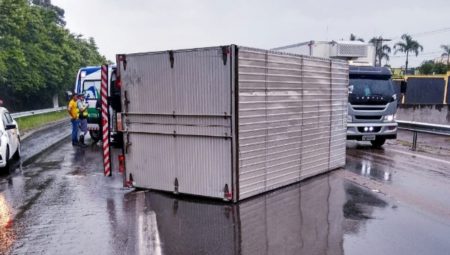 Caminhão tomba após colidir contra defensa metálica na SP-101