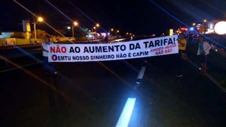 Moradores de Monte Mor  fecham SP-101 em protesto contra aumento de passagem