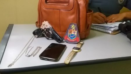 PM prendem dois assaltantes por roubar casal em ponto de ônibus na SP-101