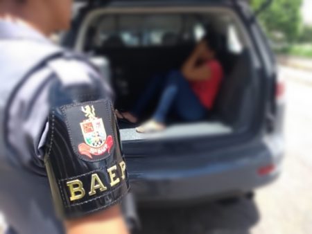 Policiais do 10° BAEP capturam mulher com mandado de prisão, em Monte Mor