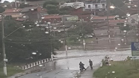 Chuva alaga ponte entre São Sebastião e Interlagos