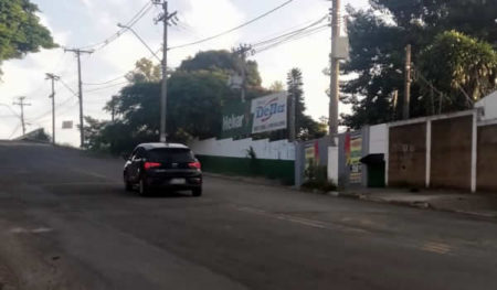 Motoristas invadem mão-dupla para desviar de buraco