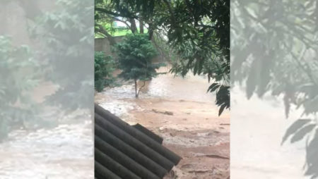 Água invade quintal de morador após cano estourar no Jd Nova Hortolândia