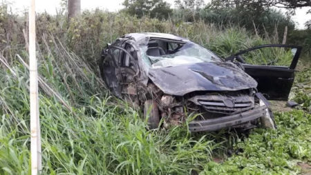 Carro capota na SP-101 e deixa um pessoa gravemente ferida