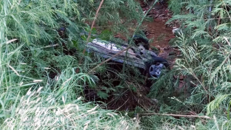 Motorista perde o controle do carro e cai em Córrego no Vila Real