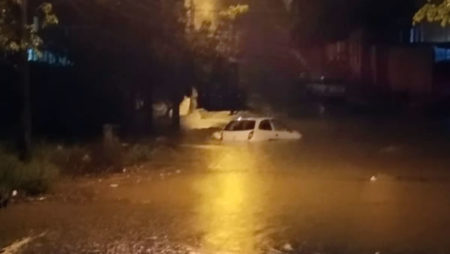 Carro fica submerso em inundação de Hortolândia