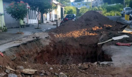 Tubulação de esgoto rompe e cratera causa transtorno a moradores