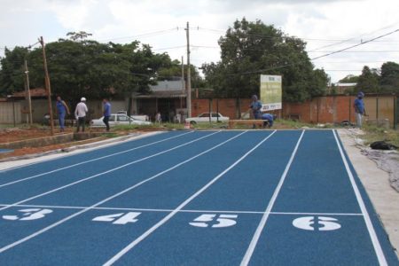 Prefeitura faz marcações oficiais nas pistas de atletismo no CIE, no Jd. Amanda