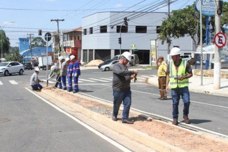 Av. São Francisco de Assis recebe novas luminárias LED no canteiro central