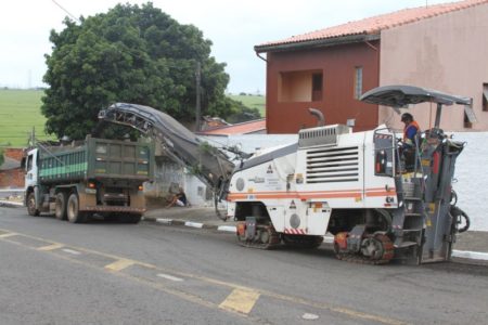 Ruas do Jardim Sumarezinho são fresadas para obra de recuperação do asfalto